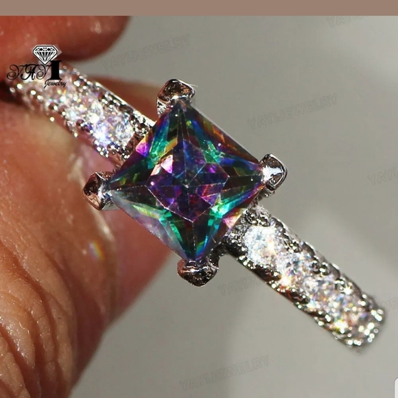 Jewelry - 2.9ct costume jewelry ring